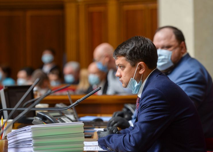 Ранкове пленарне засідання Верховної Ради України.

Голова Верховної Ради України Дмитро Разумков відкрив ранкове засідання. 
Головуючий повідомив, що у засіданні Верховної Ради беруть участь Прем’єр-міністр України Денис Шмигаль та члени Кабінету Міністрів. 
За пропозицією депутатських фракцій і груп члени Кабінету Міністрів будуть відповідати на запитання про стан безпекового середовища довкола України та організацію проведення осіннього призову до Збройних Сил України.
Головуючий надав слово для доповіді Міністру оборони Андрію Тарану.
