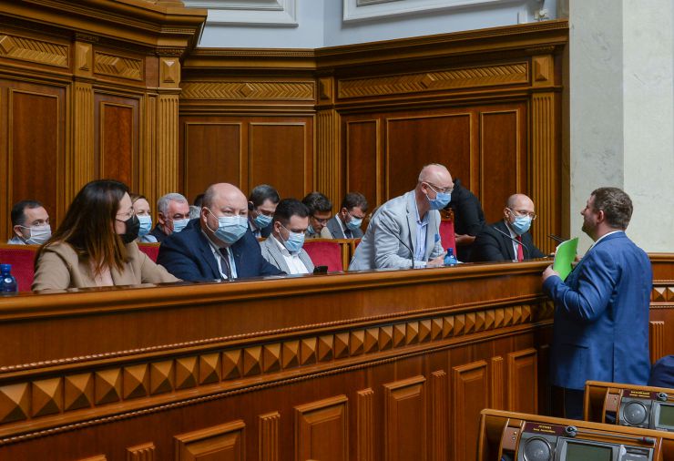 Ранкове пленарне засідання Верховної Ради України.

Голова Верховної Ради України Дмитро Разумков відкрив ранкове засідання. 
Головуючий повідомив, що у засіданні Верховної Ради беруть участь Прем’єр-міністр України Денис Шмигаль та члени Кабінету Міністрів. 
За пропозицією депутатських фракцій і груп члени Кабінету Міністрів будуть відповідати на запитання про стан безпекового середовища довкола України та організацію проведення осіннього призову до Збройних Сил України.
Головуючий надав слово для доповіді Міністру оборони Андрію Тарану.
