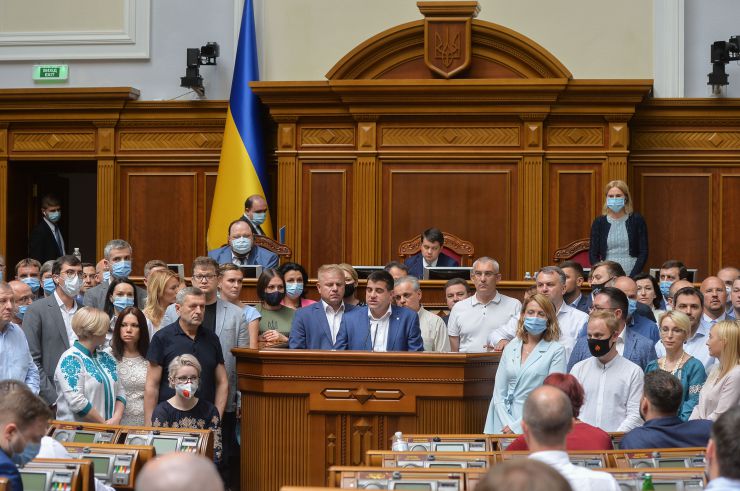 Ранкове пленарне засідання Верховної Ради України.

Голова Верховної Ради України Дмитро Разумков відкрив ранкове засідання. 
Головуючий повідомив, що у засіданні Верховної Ради беруть участь Прем’єр-міністр України Денис Шмигаль та члени Кабінету Міністрів. 
За пропозицією депутатських фракцій і груп члени Кабінету Міністрів будуть відповідати на запитання про стан безпекового середовища довкола України та організацію проведення осіннього призову до Збройних Сил України.
Головуючий надав слово для доповіді Міністру оборони Андрію Тарану.
