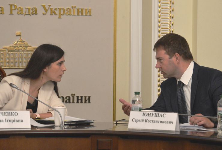 Засідання Тимчасової спеціальної комісії Верховної Ради України з питань захисту прав інвесторів. Народні депутати розглянули отримані ТСК скарги від представників бізнесу, а також обговорили пропозиції внесення змін до законодавства. Галина Янченко Сергій Іонушас