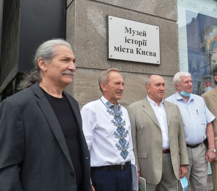 Урочисті заходи з нагоди 30-ї річниці підняття українського національного прапора над столицею. На святкову церемонію запрошені депутати Київради І скликання, які прийняли це важливе рішення у 1990 році. За розпорядженням мера Києва, їм було вручено пам’ятну сувенірну продукцію. З нагоди свята, з 22.00 до 24.00 Київську міську раду підсвітять кольорами українського прапора. Учасники підняття українського національного прапора 24.07.90 над столицею  Віталій Кононов Юрій Самойленко Олександр Кулик Микола Нестеренко