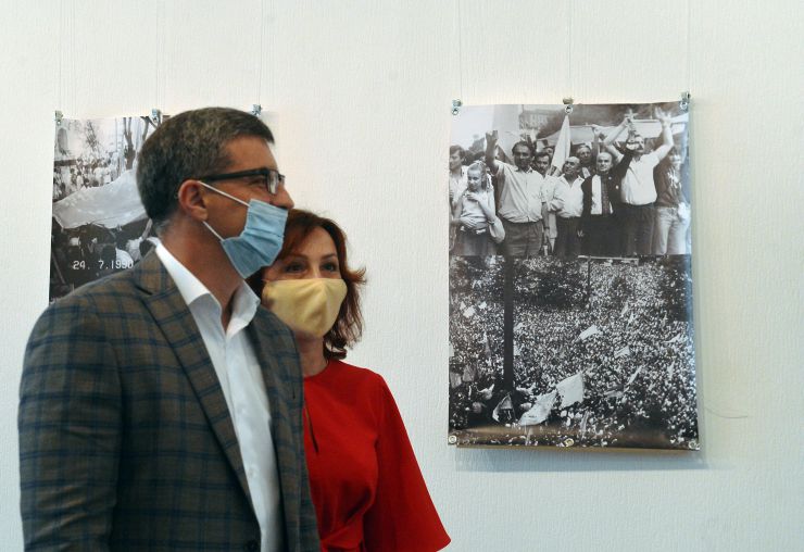 Урочисті заходи з нагоди 30-ї річниці підняття українського національного прапора над столицею. На святкову церемонію запрошені депутати Київради І скликання, які прийняли це важливе рішення у 1990 році. За розпорядженням мера Києва, їм було вручено пам’ятну сувенірну продукцію. З нагоди свята, з 22.00 до 24.00 Київську міську раду підсвітять кольорами українського прапора.