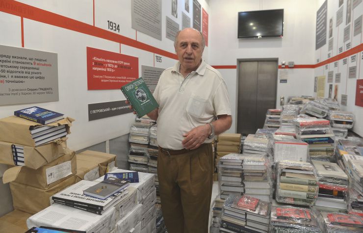 Презентація проєкту «Боротьба за свідомість» за участі УІНП, Архіву СБУ, Міністерства культури та інформаційної політики України. Передача рідкісних книг до 200 бібліотек України. Національний музей Голодомору-геноциду та Інститут дослідження Голодомору реалізують освітньо-патріотичний проєкт «Боротьба за свідомість».  Володимир Сергійчук - директор Центру українознавства КНУ ім. Т.Шевченка