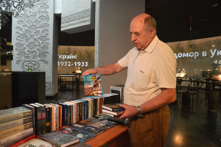 Презентація проєкту «Боротьба за свідомість» за участі УІНП, Архіву СБУ, Міністерства культури та інформаційної політики України. Передача рідкісних книг до 200 бібліотек України. Національний музей Голодомору-геноциду та Інститут дослідження Голодомору реалізують освітньо-патріотичний проєкт «Боротьба за свідомість».  Володимир Сергійчук - директор Центру українознавства КНУ ім. Т.Шевченка