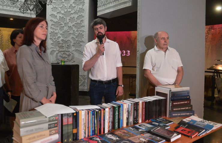 Презентація проєкту «Боротьба за свідомість» за участі УІНП, Архіву СБУ, Міністерства культури та інформаційної політики України. Передача рідкісних книг до 200 бібліотек України. Національний музей Голодомору-геноциду та Інститут дослідження Голодомору реалізують освітньо-патріотичний проєкт «Боротьба за свідомість».  Олеся Стасюк - директорка Музею Голодомору; Антон Дробович - голова Українського інституту національної пам'яті; Володимир Сергійчук - директор Центру українознавства КНУ ім. Т.Шевченка