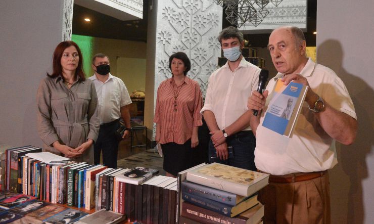 Презентація проєкту «Боротьба за свідомість» за участі УІНП, Архіву СБУ, Міністерства культури та інформаційної політики України. Передача рідкісних книг до 200 бібліотек України. Національний музей Голодомору-геноциду та Інститут дослідження Голодомору реалізують освітньо-патріотичний проєкт «Боротьба за свідомість».  Олеся Стасюк - директорка Музею Голодомору; Віталій Литвиненко заступник директора Галузевого архіву Служби безпеки України  Світлана Маркова дослідниця голодомору Антон Дробович - голова Українського інституту національної пам'яті; Володимир Сергійчук - директор Центру українознавства КНУ ім. Т.Шевченка