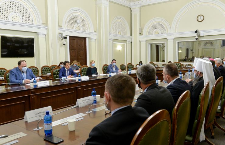 Голова Верховної Ради України Дмитро Разумковт та керівництво пардламенту провели зустріч з представниками Всеукраїнської Ради Церков і релігійних організацій.

«Символічно, що важливі питання обговорюємо у визначний для нашої історії день – 1032-у річницю Хрещення Київської Русі-України», - зазначив Дмитро Разумков. 

Голова Парламенту подякував представникам Ради Церков за підтримку, яку сьогодні надає церква державі в боротьбі за мир, повернення територій та відновлення територіальної цілісності України.

Голова Верховної Ради України звернув увагу на важливість пошуку діалогу в дискусійних питаннях.
Головуючий у Всеукраїнській Раді Церков і релігійних організацій, Предстоятель Православної Церкви України Епіфаній привітав із 1032-ою річницею хрещення Київської Русі-України та подякував керівництву Верховної Ради України за відкритість, готовність до діалогу та співпраці.
