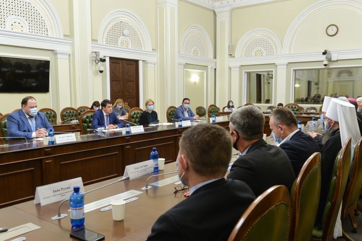 Голова Верховної Ради України Дмитро Разумковт та керівництво пардламенту провели зустріч з представниками Всеукраїнської Ради Церков і релігійних організацій.

«Символічно, що важливі питання обговорюємо у визначний для нашої історії день – 1032-у річницю Хрещення Київської Русі-України», - зазначив Дмитро Разумков. 

Голова Парламенту подякував представникам Ради Церков за підтримку, яку сьогодні надає церква державі в боротьбі за мир, повернення територій та відновлення територіальної цілісності України.

Голова Верховної Ради України звернув увагу на важливість пошуку діалогу в дискусійних питаннях.
Головуючий у Всеукраїнській Раді Церков і релігійних організацій, Предстоятель Православної Церкви України Епіфаній привітав із 1032-ою річницею хрещення Київської Русі-України та подякував керівництву Верховної Ради України за відкритість, готовність до діалогу та співпраці.
