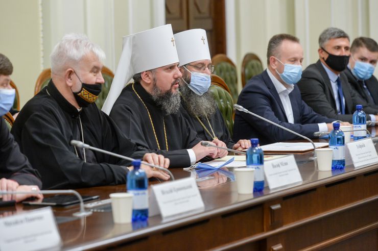 Голова Верховної Ради України Дмитро Разумковт та керівництво пардламенту провели зустріч з представниками Всеукраїнської Ради Церков і релігійних організацій.

«Символічно, що важливі питання обговорюємо у визначний для нашої історії день – 1032-у річницю Хрещення Київської Русі-України», - зазначив Дмитро Разумков. 

Голова Парламенту подякував представникам Ради Церков за підтримку, яку сьогодні надає церква державі в боротьбі за мир, повернення територій та відновлення територіальної цілісності України.

Голова Верховної Ради України звернув увагу на важливість пошуку діалогу в дискусійних питаннях.
Головуючий у Всеукраїнській Раді Церков і релігійних організацій, Предстоятель Православної Церкви України Епіфаній привітав із 1032-ою річницею хрещення Київської Русі-України та подякував керівництву Верховної Ради України за відкритість, готовність до діалогу та співпраці.
