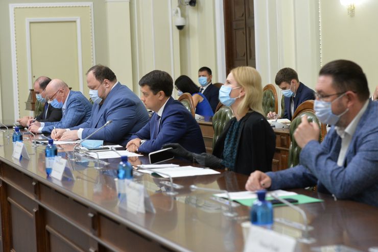 Голова Верховної Ради України Дмитро Разумковт та керівництво пардламенту провели зустріч з представниками Всеукраїнської Ради Церков і релігійних організацій.

«Символічно, що важливі питання обговорюємо у визначний для нашої історії день – 1032-у річницю Хрещення Київської Русі-України», - зазначив Дмитро Разумков. 

Голова Парламенту подякував представникам Ради Церков за підтримку, яку сьогодні надає церква державі в боротьбі за мир, повернення територій та відновлення територіальної цілісності України.

Голова Верховної Ради України звернув увагу на важливість пошуку діалогу в дискусійних питаннях.
Головуючий у Всеукраїнській Раді Церков і релігійних організацій, Предстоятель Православної Церкви України Епіфаній привітав із 1032-ою річницею хрещення Київської Русі-України та подякував керівництву Верховної Ради України за відкритість, готовність до діалогу та співпраці.
