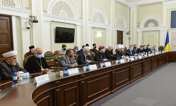 Голова Верховної Ради України Дмитро Разумковт та керівництво пардламенту провели зустріч з представниками Всеукраїнської Ради Церков і релігійних організацій.

«Символічно, що важливі питання обговорюємо у визначний для нашої історії день – 1032-у річницю Хрещення Київської Русі-України», - зазначив Дмитро Разумков. 

Голова Парламенту подякував представникам Ради Церков за підтримку, яку сьогодні надає церква державі в боротьбі за мир, повернення територій та відновлення територіальної цілісності України.

Голова Верховної Ради України звернув увагу на важливість пошуку діалогу в дискусійних питаннях.
Головуючий у Всеукраїнській Раді Церков і релігійних організацій, Предстоятель Православної Церкви України Епіфаній привітав із 1032-ою річницею хрещення Київської Русі-України та подякував керівництву Верховної Ради України за відкритість, готовність до діалогу та співпраці.
