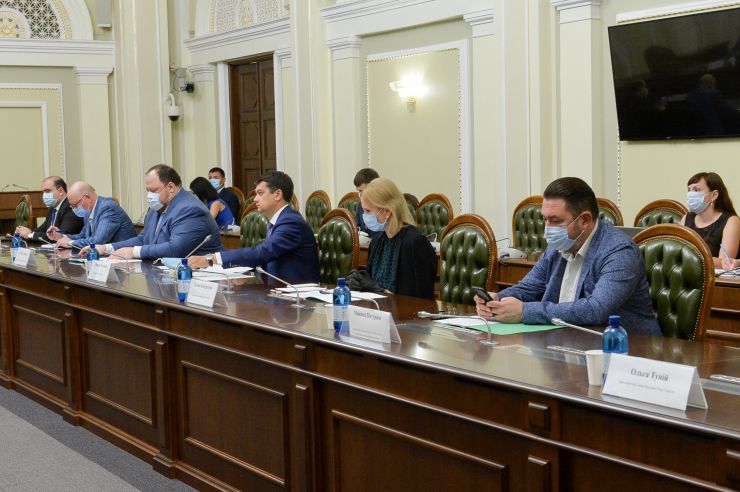 Голова Верховної Ради України Дмитро Разумковт та керівництво пардламенту провели зустріч з представниками Всеукраїнської Ради Церков і релігійних організацій.

«Символічно, що важливі питання обговорюємо у визначний для нашої історії день – 1032-у річницю Хрещення Київської Русі-України», - зазначив Дмитро Разумков. 

Голова Парламенту подякував представникам Ради Церков за підтримку, яку сьогодні надає церква державі в боротьбі за мир, повернення територій та відновлення територіальної цілісності України.

Голова Верховної Ради України звернув увагу на важливість пошуку діалогу в дискусійних питаннях.
Головуючий у Всеукраїнській Раді Церков і релігійних організацій, Предстоятель Православної Церкви України Епіфаній привітав із 1032-ою річницею хрещення Київської Русі-України та подякував керівництву Верховної Ради України за відкритість, готовність до діалогу та співпраці.
