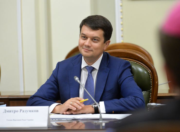 Голова Верховної Ради України Дмитро Разумковт та керівництво пардламенту провели зустріч з представниками Всеукраїнської Ради Церков і релігійних організацій.

«Символічно, що важливі питання обговорюємо у визначний для нашої історії день – 1032-у річницю Хрещення Київської Русі-України», - зазначив Дмитро Разумков. 

Голова Парламенту подякував представникам Ради Церков за підтримку, яку сьогодні надає церква державі в боротьбі за мир, повернення територій та відновлення територіальної цілісності України.

Голова Верховної Ради України звернув увагу на важливість пошуку діалогу в дискусійних питаннях.
Головуючий у Всеукраїнській Раді Церков і релігійних організацій, Предстоятель Православної Церкви України Епіфаній привітав із 1032-ою річницею хрещення Київської Русі-України та подякував керівництву Верховної Ради України за відкритість, готовність до діалогу та співпраці.
