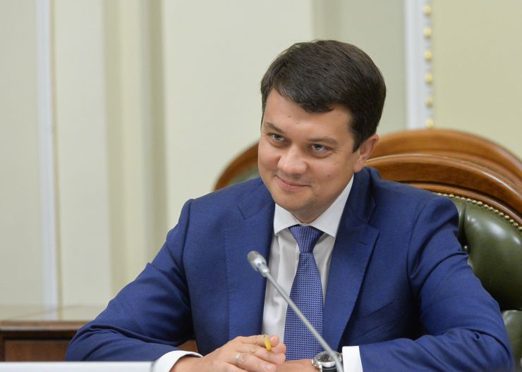 Голова Верховної Ради України Дмитро Разумковт та керівництво пардламенту провели зустріч з представниками Всеукраїнської Ради Церков і релігійних організацій.

«Символічно, що важливі питання обговорюємо у визначний для нашої історії день – 1032-у річницю Хрещення Київської Русі-України», - зазначив Дмитро Разумков. 

Голова Парламенту подякував представникам Ради Церков за підтримку, яку сьогодні надає церква державі в боротьбі за мир, повернення територій та відновлення територіальної цілісності України.

Голова Верховної Ради України звернув увагу на важливість пошуку діалогу в дискусійних питаннях.
Головуючий у Всеукраїнській Раді Церков і релігійних організацій, Предстоятель Православної Церкви України Епіфаній привітав із 1032-ою річницею хрещення Київської Русі-України та подякував керівництву Верховної Ради України за відкритість, готовність до діалогу та співпраці.
