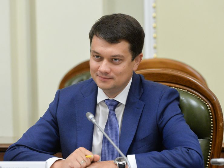 Голова Верховної Ради України Дмитро Разумковт та керівництво пардламенту провели зустріч з представниками Всеукраїнської Ради Церков і релігійних організацій.

«Символічно, що важливі питання обговорюємо у визначний для нашої історії день – 1032-у річницю Хрещення Київської Русі-України», - зазначив Дмитро Разумков. 

Голова Парламенту подякував представникам Ради Церков за підтримку, яку сьогодні надає церква державі в боротьбі за мир, повернення територій та відновлення територіальної цілісності України.

Голова Верховної Ради України звернув увагу на важливість пошуку діалогу в дискусійних питаннях.
Головуючий у Всеукраїнській Раді Церков і релігійних організацій, Предстоятель Православної Церкви України Епіфаній привітав із 1032-ою річницею хрещення Київської Русі-України та подякував керівництву Верховної Ради України за відкритість, готовність до діалогу та співпраці.
