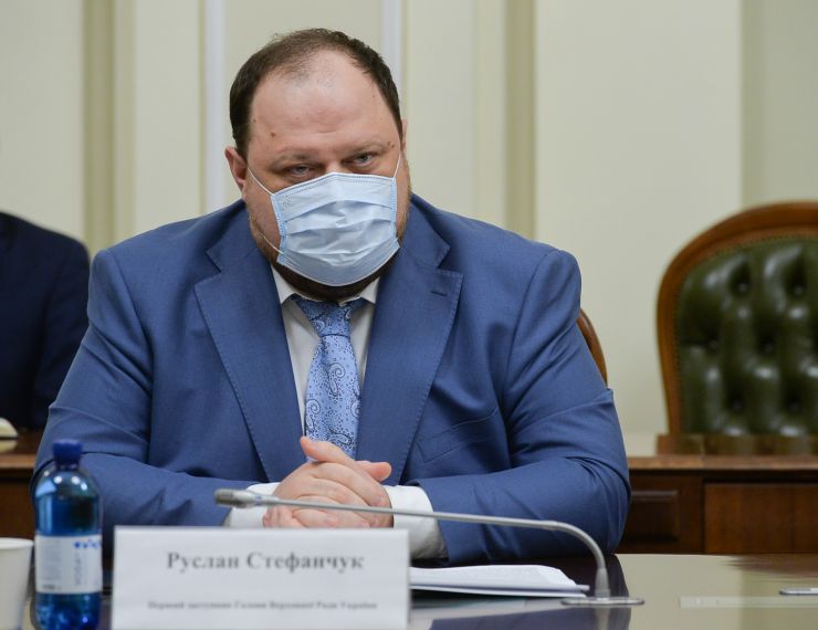 Голова Верховної Ради України Дмитро Разумковт та керівництво пардламенту провели зустріч з представниками Всеукраїнської Ради Церков і релігійних організацій.

«Символічно, що важливі питання обговорюємо у визначний для нашої історії день – 1032-у річницю Хрещення Київської Русі-України», - зазначив Дмитро Разумков. 

Голова Парламенту подякував представникам Ради Церков за підтримку, яку сьогодні надає церква державі в боротьбі за мир, повернення територій та відновлення територіальної цілісності України.

Голова Верховної Ради України звернув увагу на важливість пошуку діалогу в дискусійних питаннях.
Головуючий у Всеукраїнській Раді Церков і релігійних організацій, Предстоятель Православної Церкви України Епіфаній привітав із 1032-ою річницею хрещення Київської Русі-України та подякував керівництву Верховної Ради України за відкритість, готовність до діалогу та співпраці.
Стефанчук
