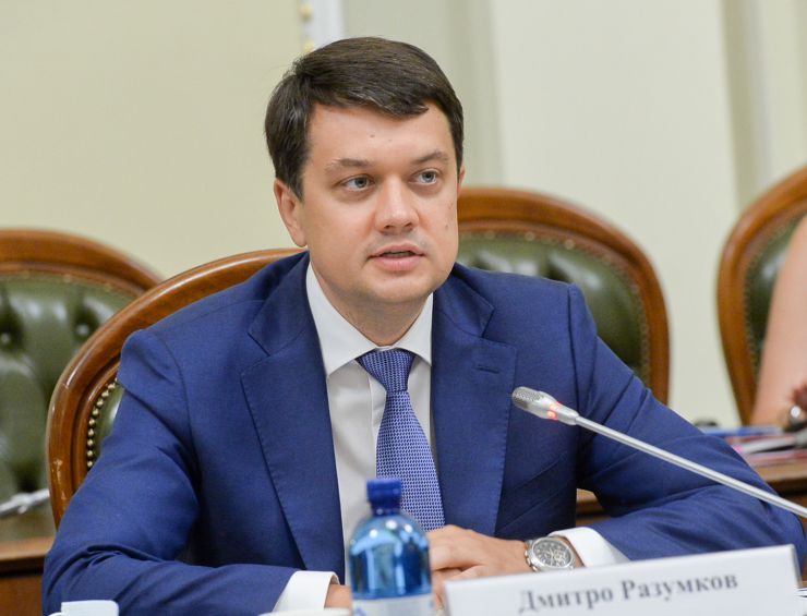 Голова Верховної Ради України Дмитро Разумковт та керівництво пардламенту провели зустріч з представниками Всеукраїнської Ради Церков і релігійних організацій.

«Символічно, що важливі питання обговорюємо у визначний для нашої історії день – 1032-у річницю Хрещення Київської Русі-України», - зазначив Дмитро Разумков. 

Голова Парламенту подякував представникам Ради Церков за підтримку, яку сьогодні надає церква державі в боротьбі за мир, повернення територій та відновлення територіальної цілісності України.

Голова Верховної Ради України звернув увагу на важливість пошуку діалогу в дискусійних питаннях.
Головуючий у Всеукраїнській Раді Церков і релігійних організацій, Предстоятель Православної Церкви України Епіфаній привітав із 1032-ою річницею хрещення Київської Русі-України та подякував керівництву Верховної Ради України за відкритість, готовність до діалогу та співпраці.
