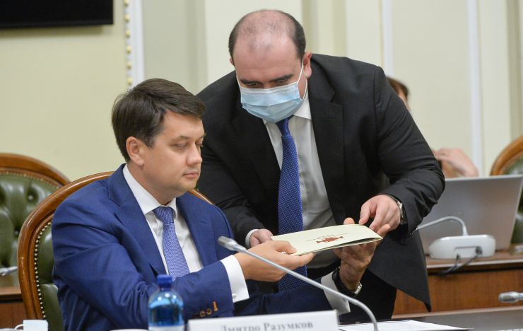 Голова Верховної Ради України Дмитро Разумковт та керівництво пардламенту провели зустріч з представниками Всеукраїнської Ради Церков і релігійних організацій.

«Символічно, що важливі питання обговорюємо у визначний для нашої історії день – 1032-у річницю Хрещення Київської Русі-України», - зазначив Дмитро Разумков. 

Голова Парламенту подякував представникам Ради Церков за підтримку, яку сьогодні надає церква державі в боротьбі за мир, повернення територій та відновлення територіальної цілісності України.

Голова Верховної Ради України звернув увагу на важливість пошуку діалогу в дискусійних питаннях.
Головуючий у Всеукраїнській Раді Церков і релігійних організацій, Предстоятель Православної Церкви України Епіфаній привітав із 1032-ою річницею хрещення Київської Русі-України та подякував керівництву Верховної Ради України за відкритість, готовність до діалогу та співпраці.
