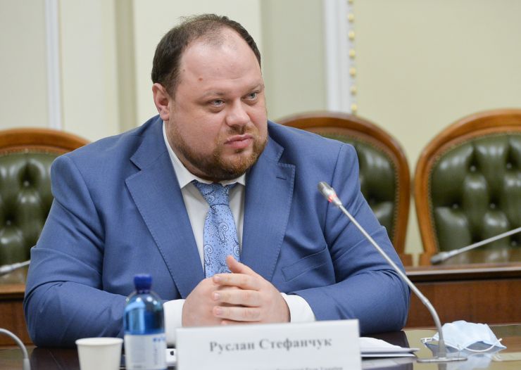 Голова Верховної Ради України Дмитро Разумковт та керівництво пардламенту провели зустріч з представниками Всеукраїнської Ради Церков і релігійних організацій.

«Символічно, що важливі питання обговорюємо у визначний для нашої історії день – 1032-у річницю Хрещення Київської Русі-України», - зазначив Дмитро Разумков. 

Голова Парламенту подякував представникам Ради Церков за підтримку, яку сьогодні надає церква державі в боротьбі за мир, повернення територій та відновлення територіальної цілісності України.

Голова Верховної Ради України звернув увагу на важливість пошуку діалогу в дискусійних питаннях.
Головуючий у Всеукраїнській Раді Церков і релігійних організацій, Предстоятель Православної Церкви України Епіфаній привітав із 1032-ою річницею хрещення Київської Русі-України та подякував керівництву Верховної Ради України за відкритість, готовність до діалогу та співпраці.
Стефанчук
