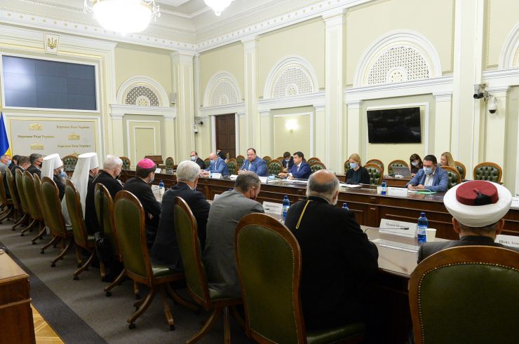 Голова Верховної Ради України Дмитро Разумковт та керівництво пардламенту провели зустріч з представниками Всеукраїнської Ради Церков і релігійних організацій.

«Символічно, що важливі питання обговорюємо у визначний для нашої історії день – 1032-у річницю Хрещення Київської Русі-України», - зазначив Дмитро Разумков. 

Голова Парламенту подякував представникам Ради Церков за підтримку, яку сьогодні надає церква державі в боротьбі за мир, повернення територій та відновлення територіальної цілісності України.

Голова Верховної Ради України звернув увагу на важливість пошуку діалогу в дискусійних питаннях.
Головуючий у Всеукраїнській Раді Церков і релігійних організацій, Предстоятель Православної Церкви України Епіфаній привітав із 1032-ою річницею хрещення Київської Русі-України та подякував керівництву Верховної Ради України за відкритість, готовність до діалогу та співпраці.
