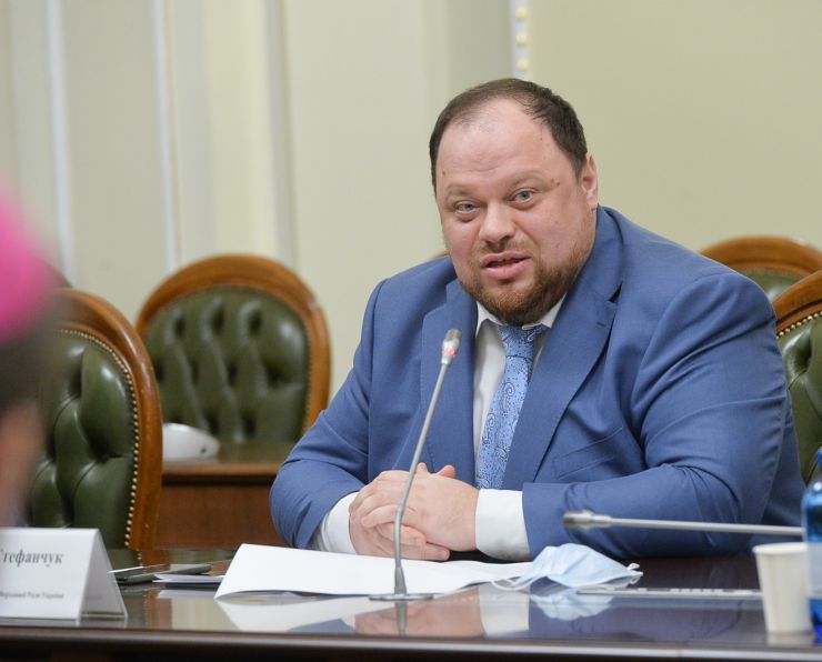 Голова Верховної Ради України Дмитро Разумковт та керівництво пардламенту провели зустріч з представниками Всеукраїнської Ради Церков і релігійних організацій.

«Символічно, що важливі питання обговорюємо у визначний для нашої історії день – 1032-у річницю Хрещення Київської Русі-України», - зазначив Дмитро Разумков. 

Голова Парламенту подякував представникам Ради Церков за підтримку, яку сьогодні надає церква державі в боротьбі за мир, повернення територій та відновлення територіальної цілісності України.

Голова Верховної Ради України звернув увагу на важливість пошуку діалогу в дискусійних питаннях.
Головуючий у Всеукраїнській Раді Церков і релігійних організацій, Предстоятель Православної Церкви України Епіфаній привітав із 1032-ою річницею хрещення Київської Русі-України та подякував керівництву Верховної Ради України за відкритість, готовність до діалогу та співпраці.
