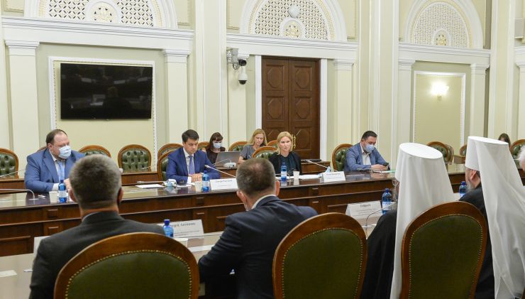 Голова Верховної Ради України Дмитро Разумковт та керівництво пардламенту провели зустріч з представниками Всеукраїнської Ради Церков і релігійних організацій.

«Символічно, що важливі питання обговорюємо у визначний для нашої історії день – 1032-у річницю Хрещення Київської Русі-України», - зазначив Дмитро Разумков. 

Голова Парламенту подякував представникам Ради Церков за підтримку, яку сьогодні надає церква державі в боротьбі за мир, повернення територій та відновлення територіальної цілісності України.

Голова Верховної Ради України звернув увагу на важливість пошуку діалогу в дискусійних питаннях.
Головуючий у Всеукраїнській Раді Церков і релігійних організацій, Предстоятель Православної Церкви України Епіфаній привітав із 1032-ою річницею хрещення Київської Русі-України та подякував керівництву Верховної Ради України за відкритість, готовність до діалогу та співпраці.
