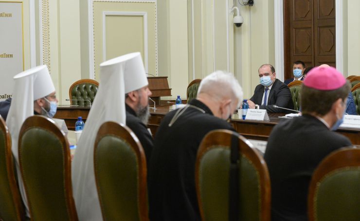 Голова Верховної Ради України Дмитро Разумковт та керівництво пардламенту провели зустріч з представниками Всеукраїнської Ради Церков і релігійних організацій.

«Символічно, що важливі питання обговорюємо у визначний для нашої історії день – 1032-у річницю Хрещення Київської Русі-України», - зазначив Дмитро Разумков. 

Голова Парламенту подякував представникам Ради Церков за підтримку, яку сьогодні надає церква державі в боротьбі за мир, повернення територій та відновлення територіальної цілісності України.

Голова Верховної Ради України звернув увагу на важливість пошуку діалогу в дискусійних питаннях.
Головуючий у Всеукраїнській Раді Церков і релігійних організацій, Предстоятель Православної Церкви України Епіфаній привітав із 1032-ою річницею хрещення Київської Русі-України та подякував керівництву Верховної Ради України за відкритість, готовність до діалогу та співпраці.
