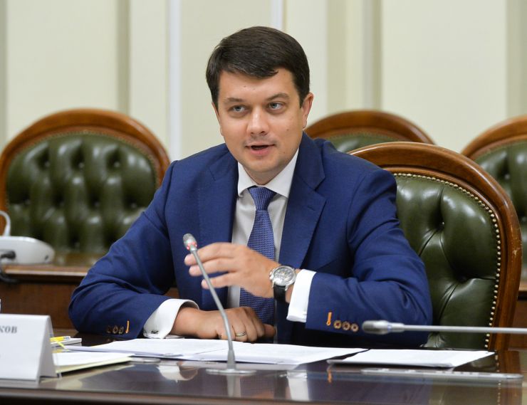 Голова Верховної Ради України Дмитро Разумковт та керівництво пардламенту провели зустріч з представниками Всеукраїнської Ради Церков і релігійних організацій.

«Символічно, що важливі питання обговорюємо у визначний для нашої історії день – 1032-у річницю Хрещення Київської Русі-України», - зазначив Дмитро Разумков. 

Голова Парламенту подякував представникам Ради Церков за підтримку, яку сьогодні надає церква державі в боротьбі за мир, повернення територій та відновлення територіальної цілісності України.

Голова Верховної Ради України звернув увагу на важливість пошуку діалогу в дискусійних питаннях.
Головуючий у Всеукраїнській Раді Церков і релігійних організацій, Предстоятель Православної Церкви України Епіфаній привітав із 1032-ою річницею хрещення Київської Русі-України та подякував керівництву Верховної Ради України за відкритість, готовність до діалогу та співпраці.
