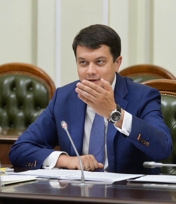 Голова Верховної Ради України Дмитро Разумковт та керівництво пардламенту провели зустріч з представниками Всеукраїнської Ради Церков і релігійних організацій.

«Символічно, що важливі питання обговорюємо у визначний для нашої історії день – 1032-у річницю Хрещення Київської Русі-України», - зазначив Дмитро Разумков. 

Голова Парламенту подякував представникам Ради Церков за підтримку, яку сьогодні надає церква державі в боротьбі за мир, повернення територій та відновлення територіальної цілісності України.

Голова Верховної Ради України звернув увагу на важливість пошуку діалогу в дискусійних питаннях.
Головуючий у Всеукраїнській Раді Церков і релігійних організацій, Предстоятель Православної Церкви України Епіфаній привітав із 1032-ою річницею хрещення Київської Русі-України та подякував керівництву Верховної Ради України за відкритість, готовність до діалогу та співпраці.

