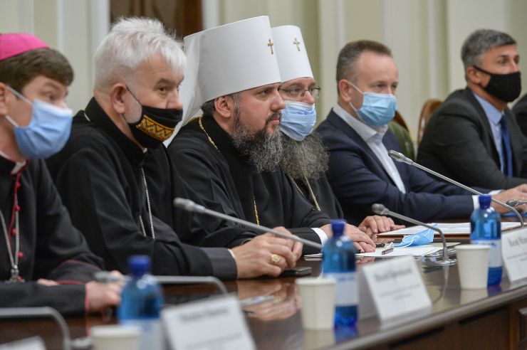Голова Верховної Ради України Дмитро Разумковт та керівництво пардламенту провели зустріч з представниками Всеукраїнської Ради Церков і релігійних організацій.

«Символічно, що важливі питання обговорюємо у визначний для нашої історії день – 1032-у річницю Хрещення Київської Русі-України», - зазначив Дмитро Разумков. 

Голова Парламенту подякував представникам Ради Церков за підтримку, яку сьогодні надає церква державі в боротьбі за мир, повернення територій та відновлення територіальної цілісності України.

Голова Верховної Ради України звернув увагу на важливість пошуку діалогу в дискусійних питаннях.
Головуючий у Всеукраїнській Раді Церков і релігійних організацій, Предстоятель Православної Церкви України Епіфаній привітав із 1032-ою річницею хрещення Київської Русі-України та подякував керівництву Верховної Ради України за відкритість, готовність до діалогу та співпраці.

