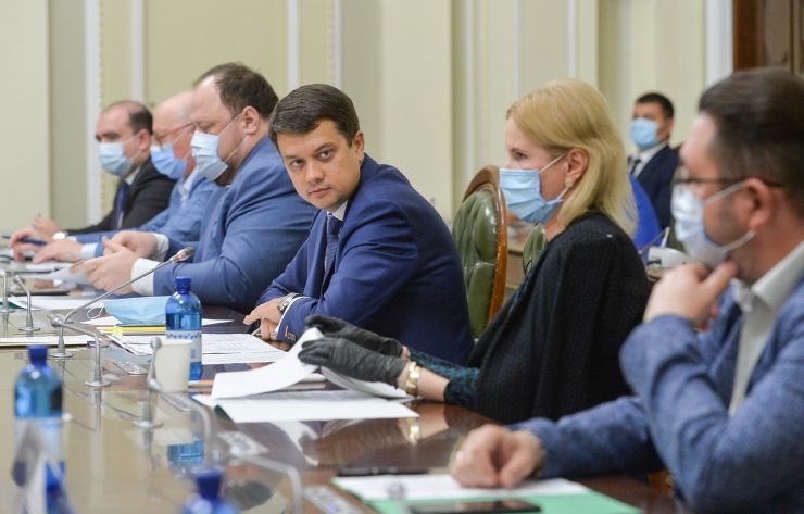 Голова Верховної Ради України Дмитро Разумковт та керівництво пардламенту провели зустріч з представниками Всеукраїнської Ради Церков і релігійних організацій.

«Символічно, що важливі питання обговорюємо у визначний для нашої історії день – 1032-у річницю Хрещення Київської Русі-України», - зазначив Дмитро Разумков. 

Голова Парламенту подякував представникам Ради Церков за підтримку, яку сьогодні надає церква державі в боротьбі за мир, повернення територій та відновлення територіальної цілісності України.

Голова Верховної Ради України звернув увагу на важливість пошуку діалогу в дискусійних питаннях.
Головуючий у Всеукраїнській Раді Церков і релігійних організацій, Предстоятель Православної Церкви України Епіфаній привітав із 1032-ою річницею хрещення Київської Русі-України та подякував керівництву Верховної Ради України за відкритість, готовність до діалогу та співпраці.
