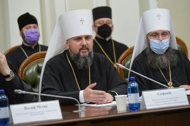 Голова Верховної Ради України Дмитро Разумковт та керівництво пардламенту провели зустріч з представниками Всеукраїнської Ради Церков і релігійних організацій.

«Символічно, що важливі питання обговорюємо у визначний для нашої історії день – 1032-у річницю Хрещення Київської Русі-України», - зазначив Дмитро Разумков. 

Голова Парламенту подякував представникам Ради Церков за підтримку, яку сьогодні надає церква державі в боротьбі за мир, повернення територій та відновлення територіальної цілісності України.

Голова Верховної Ради України звернув увагу на важливість пошуку діалогу в дискусійних питаннях.
Головуючий у Всеукраїнській Раді Церков і релігійних організацій, Предстоятель Православної Церкви України Епіфаній привітав із 1032-ою річницею хрещення Київської Русі-України та подякував керівництву Верховної Ради України за відкритість, готовність до діалогу та співпраці.
