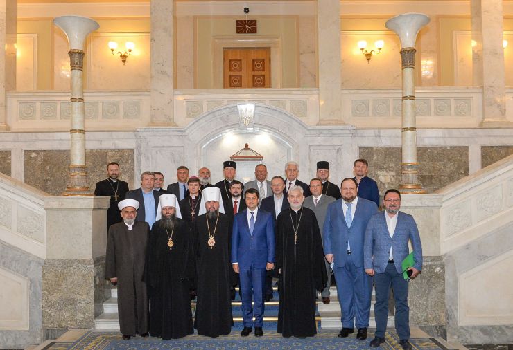 Голова Верховної Ради України Дмитро Разумковт та керівництво пардламенту провели зустріч з представниками Всеукраїнської Ради Церков і релігійних організацій.

«Символічно, що важливі питання обговорюємо у визначний для нашої історії день – 1032-у річницю Хрещення Київської Русі-України», - зазначив Дмитро Разумков. 

Голова Парламенту подякував представникам Ради Церков за підтримку, яку сьогодні надає церква державі в боротьбі за мир, повернення територій та відновлення територіальної цілісності України.

Голова Верховної Ради України звернув увагу на важливість пошуку діалогу в дискусійних питаннях.
Головуючий у Всеукраїнській Раді Церков і релігійних організацій, Предстоятель Православної Церкви України Епіфаній привітав із 1032-ою річницею хрещення Київської Русі-України та подякував керівництву Верховної Ради України за відкритість, готовність до діалогу та співпраці.
