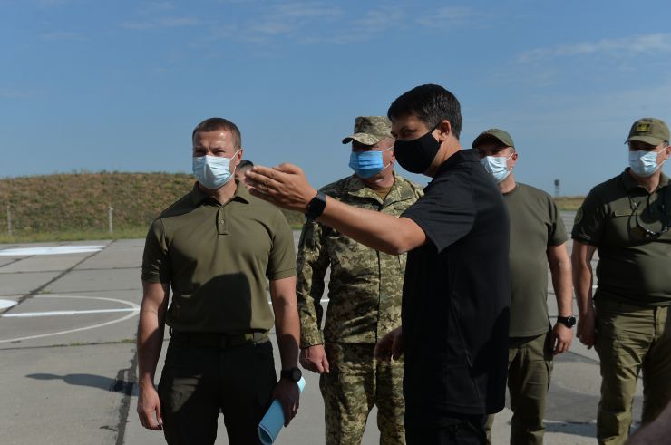 Робоча поїздка  Голови Верховної Ради України Дмитра РАЗУМКОВА 
до Донецької і Луганської областей.

Переїзд до військової частини А 0135-II м. Часів Яр. 
Спілкування з командуванням ООС, керівниками Донецької та Луганської обласної військово-цивільної адміністрації та представниками правоохоронних органів.