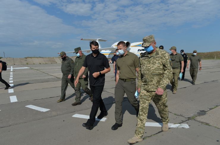 Робоча поїздка  Голови Верховної Ради України Дмитра РАЗУМКОВА 
до Донецької і Луганської областей.

Переїзд до військової частини А 0135-II м. Часів Яр. 
Спілкування з командуванням ООС, керівниками Донецької та Луганської обласної військово-цивільної адміністрації та представниками правоохоронних органів.