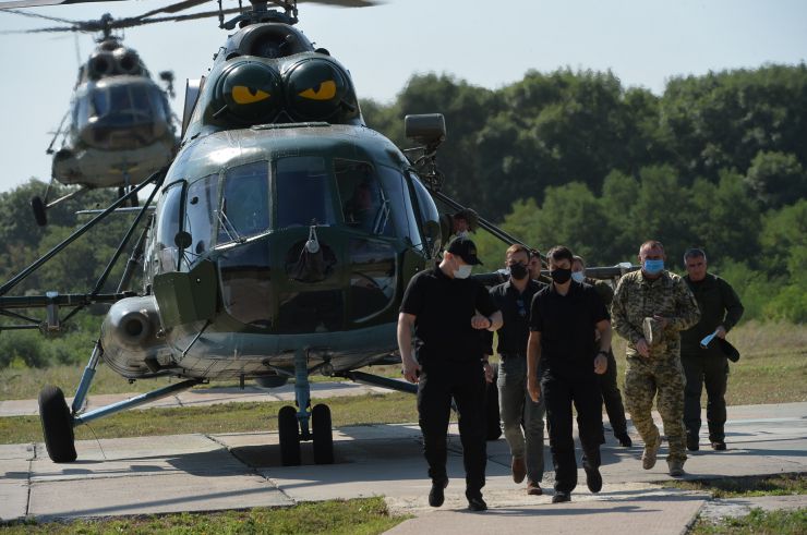 Робоча поїздка  Голови Верховної Ради України Дмитра РАЗУМКОВА 
до Донецької і Луганської областей.

Переїзд до військової частини А 0135-II м. Часів Яр. 
Спілкування з командуванням ООС, керівниками Донецької та Луганської обласної військово-цивільної адміністрації та представниками правоохоронних органів.