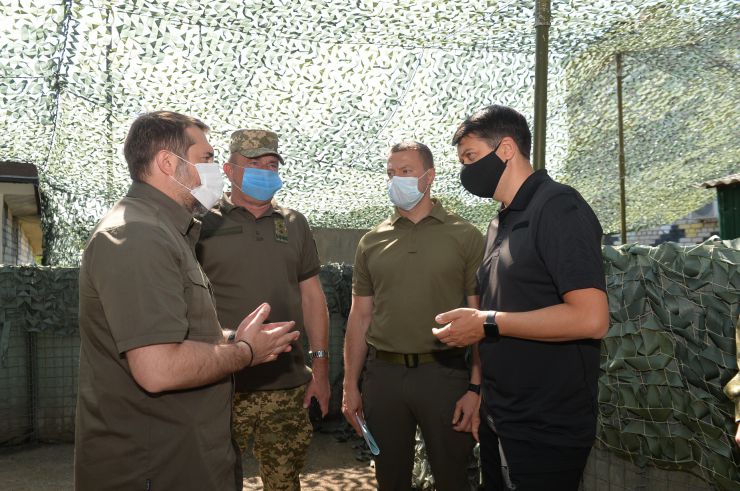 Робоча поїздка  Голови Верховної Ради України Дмитра РАЗУМКОВА 
до Донецької і Луганської областей.

Переїзд до військової частини А 0135-II м. Часів Яр. 
Спілкування з командуванням ООС, керівниками Донецької та Луганської обласної військово-цивільної адміністрації та представниками правоохоронних органів.