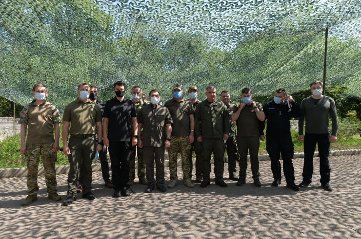 Робоча поїздка  Голови Верховної Ради України Дмитра РАЗУМКОВА 
до Донецької і Луганської областей.

Переїзд до військової частини А 0135-II м. Часів Яр. 
Спілкування з командуванням ООС, керівниками Донецької та Луганської обласної військово-цивільної адміністрації та представниками правоохоронних органів.