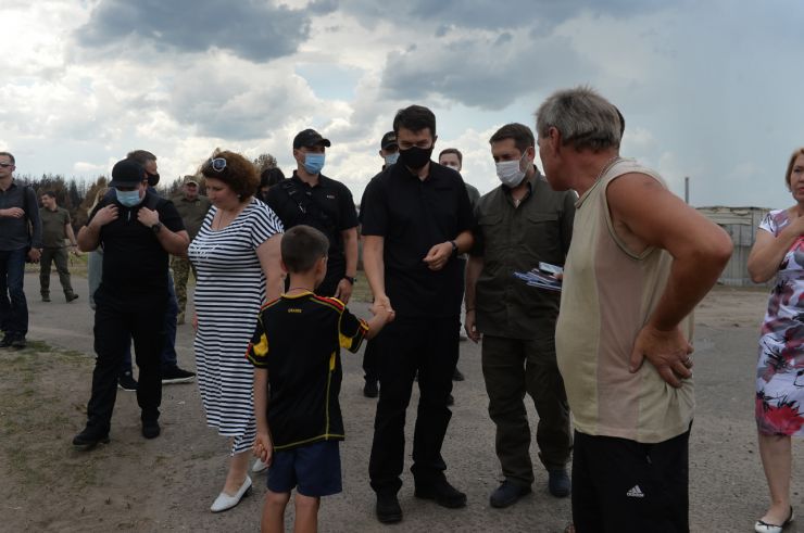 Робоча поїздка Голови Верховної Ради України Дмитра РАЗУМКОВА 
до Донецької і Луганської областей.

Переїзд до с. Смолянинове (Новоайдарський район) Луганської області.
Спілкування з мешканцями села, яке постраждало внаслідок лісових пожеж.

