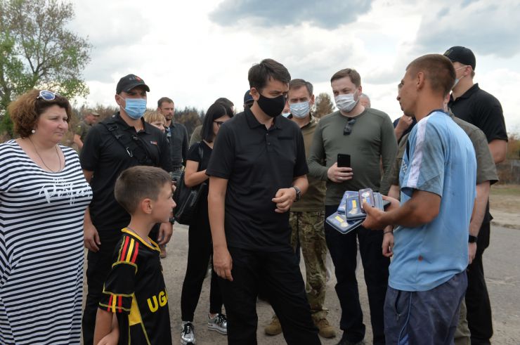 Робоча поїздка Голови Верховної Ради України Дмитра РАЗУМКОВА 
до Донецької і Луганської областей.

Переїзд до с. Смолянинове (Новоайдарський район) Луганської області.
Спілкування з мешканцями села, яке постраждало внаслідок лісових пожеж.
