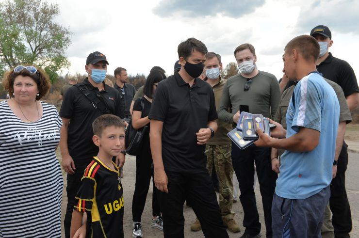Робоча поїздка Голови Верховної Ради України Дмитра РАЗУМКОВА 
до Донецької і Луганської областей.

Переїзд до с. Смолянинове (Новоайдарський район) Луганської області.
Спілкування з мешканцями села, яке постраждало внаслідок лісових пожеж.
