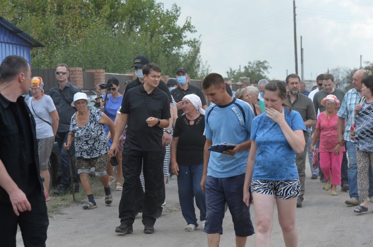 Робоча поїздка Голови Верховної Ради України Дмитра РАЗУМКОВА 
до Донецької і Луганської областей.

Переїзд до с. Смолянинове (Новоайдарський район) Луганської області.
Спілкування з мешканцями села, яке постраждало внаслідок лісових пожеж.
