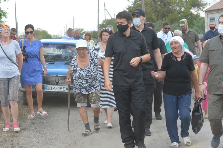 Робоча поїздка Голови Верховної Ради України Дмитра РАЗУМКОВА 
до Донецької і Луганської областей.

Переїзд до с. Смолянинове (Новоайдарський район) Луганської області.
Спілкування з мешканцями села, яке постраждало внаслідок лісових пожеж.
