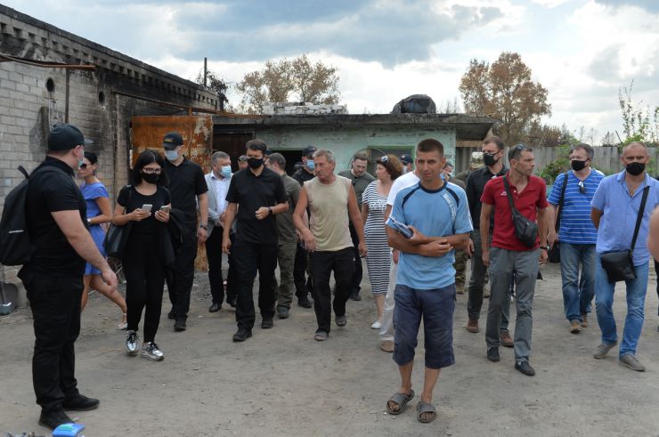 Робоча поїздка Голови Верховної Ради України Дмитра РАЗУМКОВА 
до Донецької і Луганської областей.

Переїзд до с. Смолянинове (Новоайдарський район) Луганської області.
Спілкування з мешканцями села, яке постраждало внаслідок лісових пожеж.
