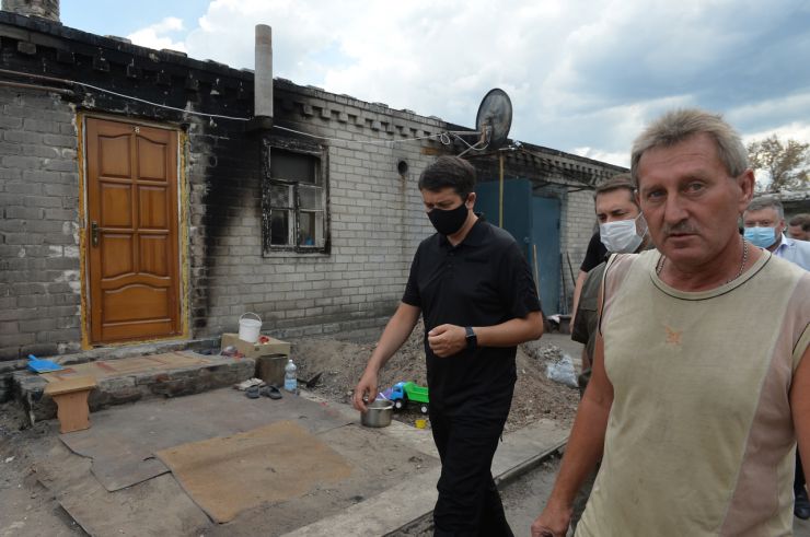 Робоча поїздка Голови Верховної Ради України Дмитра РАЗУМКОВА 
до Донецької і Луганської областей.

Переїзд до с. Смолянинове (Новоайдарський район) Луганської області.
Спілкування з мешканцями села, яке постраждало внаслідок лісових пожеж.
