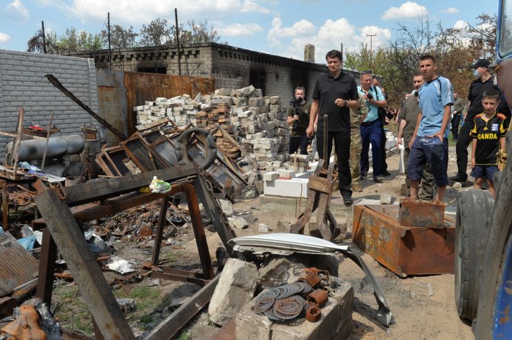 Робоча поїздка Голови Верховної Ради України Дмитра РАЗУМКОВА 
до Донецької і Луганської областей.

Переїзд до с. Смолянинове (Новоайдарський район) Луганської області.
Спілкування з мешканцями села, яке постраждало внаслідок лісових пожеж.
