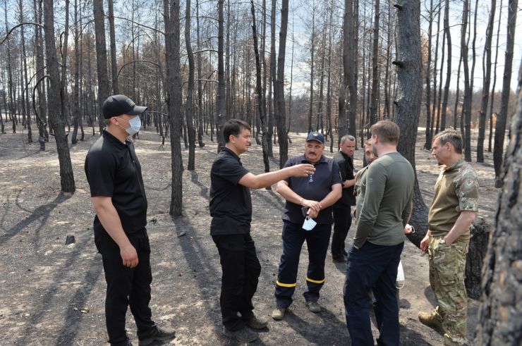 Робоча поїздка Голови Верховної Ради України Дмитра РАЗУМКОВА 
до Донецької і Луганської областей.

Переїзд до с. Смолянинове (Новоайдарський район) Луганської області.
Спілкування з мешканцями села, яке постраждало внаслідок лісових пожеж.
