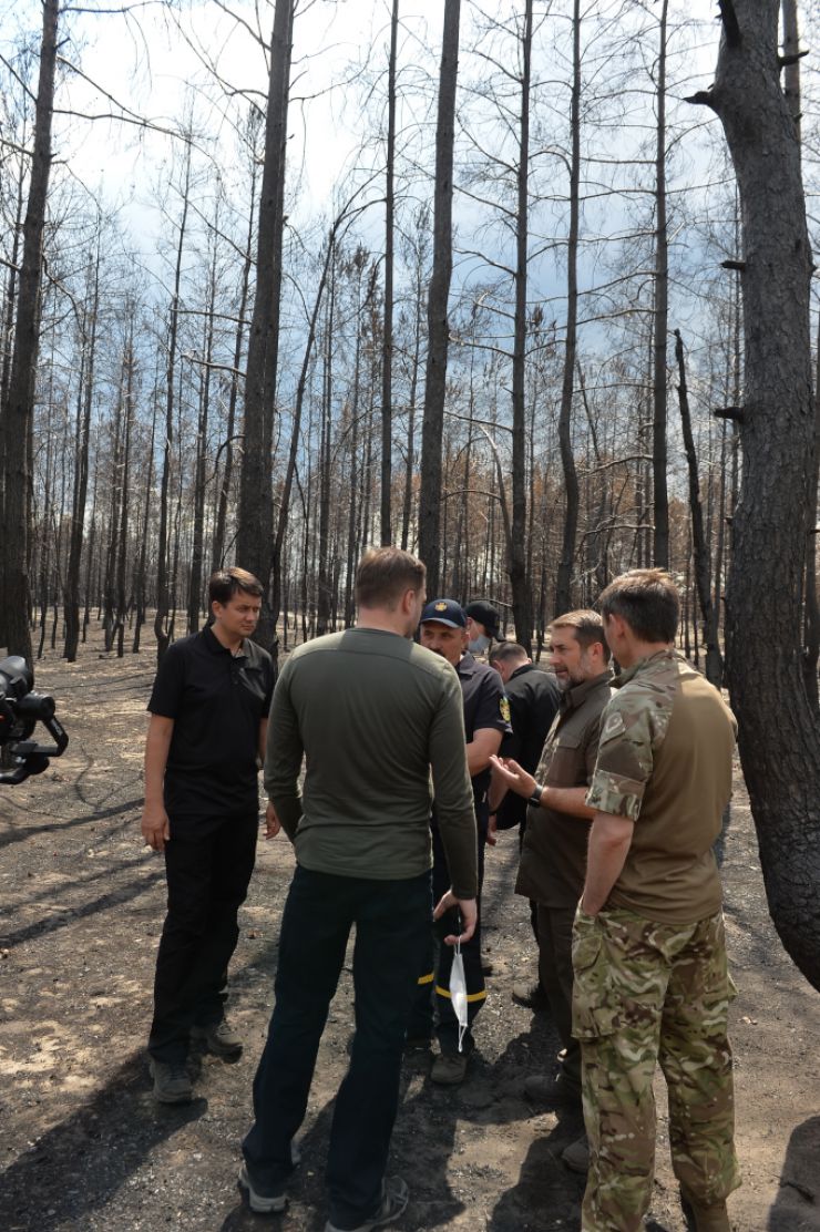 Робоча поїздка Голови Верховної Ради України Дмитра РАЗУМКОВА 
до Донецької і Луганської областей.

Переїзд до с. Смолянинове (Новоайдарський район) Луганської області.
Спілкування з мешканцями села, яке постраждало внаслідок лісових пожеж.
