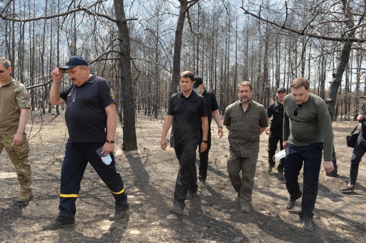 Робоча поїздка Голови Верховної Ради України Дмитра РАЗУМКОВА 
до Донецької і Луганської областей.

Переїзд до с. Смолянинове (Новоайдарський район) Луганської області.
Спілкування з мешканцями села, яке постраждало внаслідок лісових пожеж.
