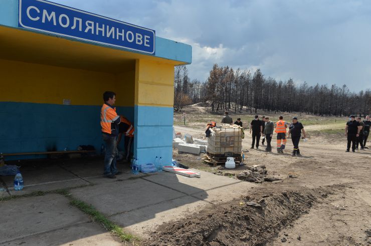 Робоча поїздка Голови Верховної Ради України Дмитра РАЗУМКОВА 
до Донецької і Луганської областей.

Переїзд до с. Смолянинове (Новоайдарський район) Луганської області.
Спілкування з мешканцями села, яке постраждало внаслідок лісових пожеж.
